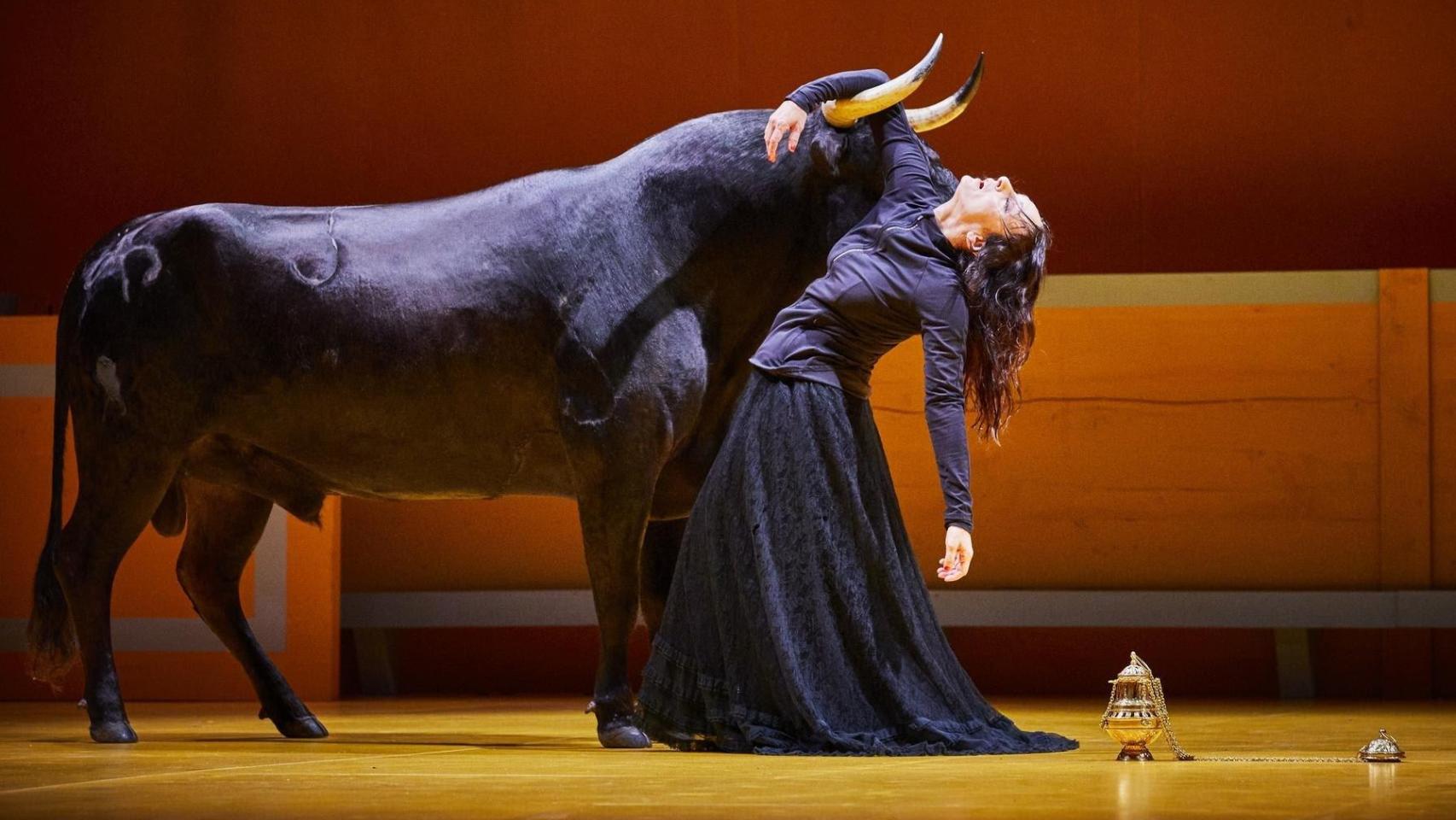 La directora y actriz Angélica Liddell en su espectáculo 'Liebestod'. Foto: Christophe Raynaud de Lage/Festival de Otoño