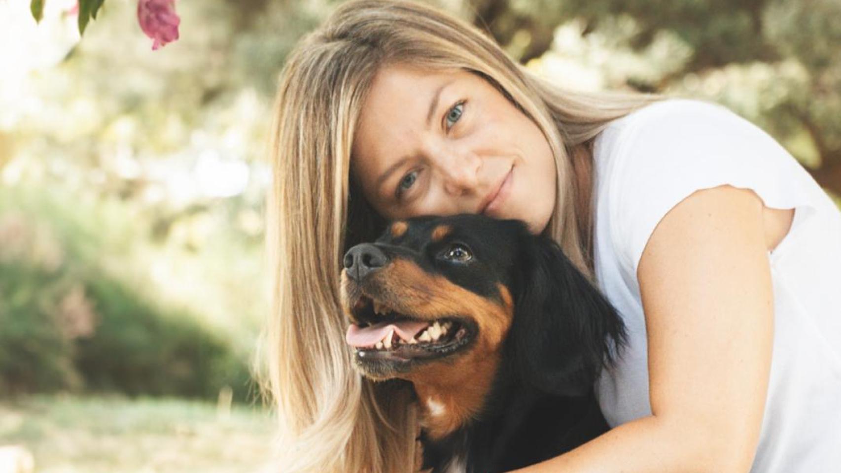 Ana Jiménez con su perro.
