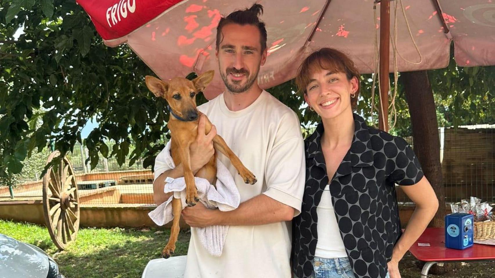 Marc Chuecos Tomas, fundador de Bamboo Mascotas, con un perro y su compañera.