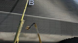 Momento de la instalación de la primera letra en la fachada del Bernabéu, publicado por el tuitero @Eidoz55