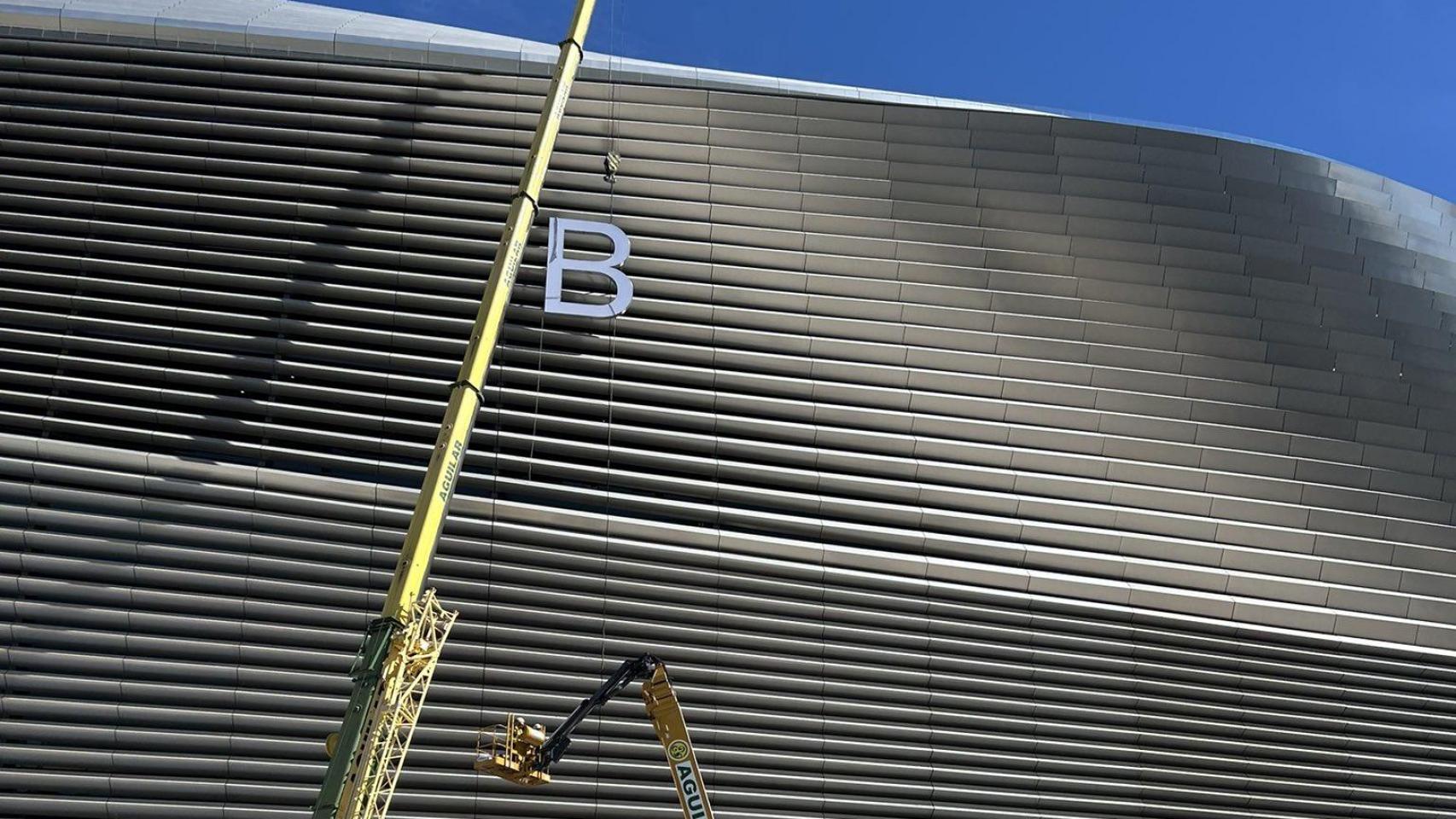 Momento de la instalación de la primera letra en la fachada del Bernabéu, publicado por el usuario @Eidoz55 de Twitter
