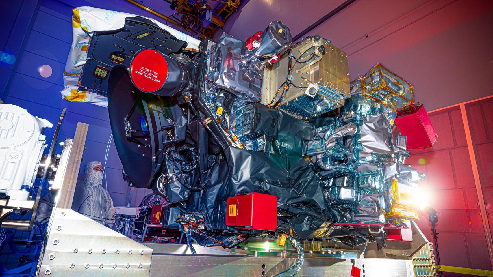 SWFO-L1 siendo observado en las instalaciones de la NASA.