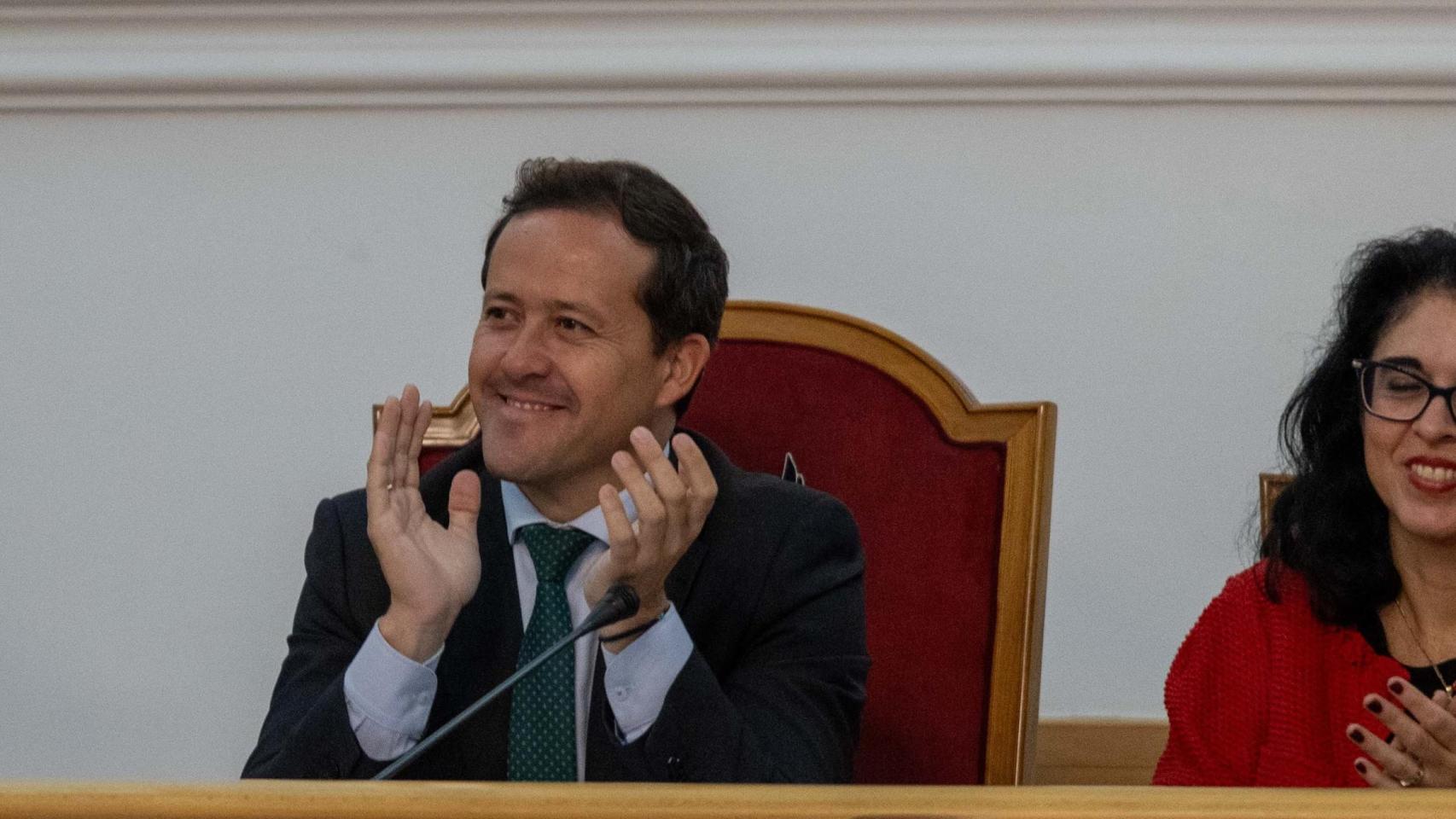 Imagen de archivo de Carlos Velázquez, alcalde de Toledo, en el salón de plenos del Ayuntamiento.
