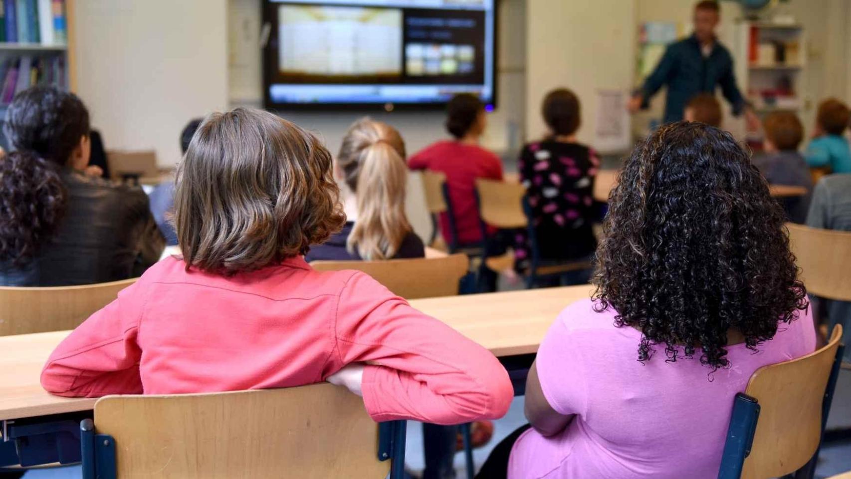 Varios niños atienden en clase. EE