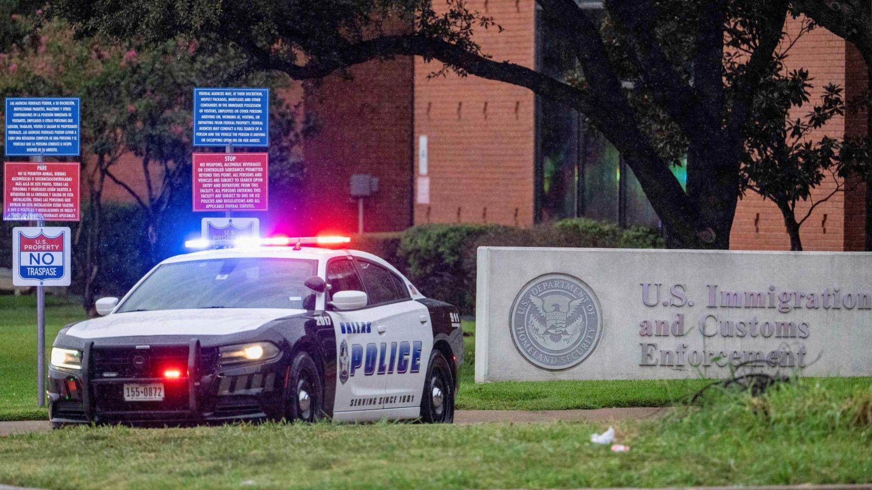 Un vehículo de la Policía en la escena del tiroteo que ha tenido lugar en una oficina del ICE en Dallas , Texas.