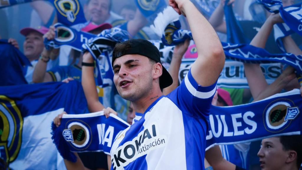 Funzo con la camiseta del equipo al que dedica su canción.