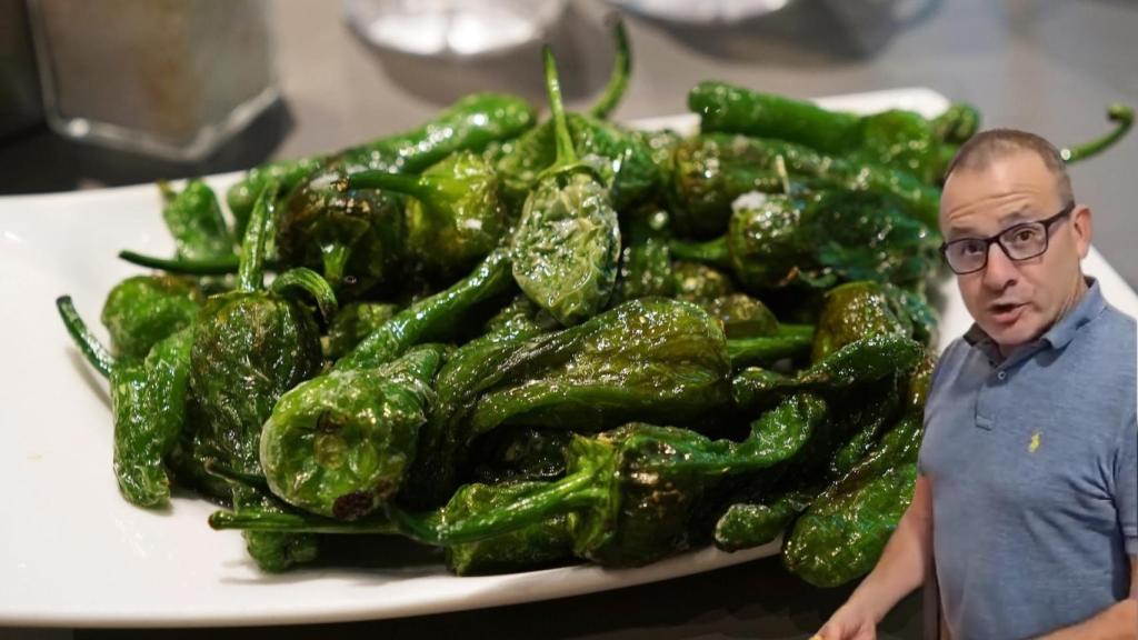 El chef Paco García con unos pimientos de Padrón en un montaje de El Español