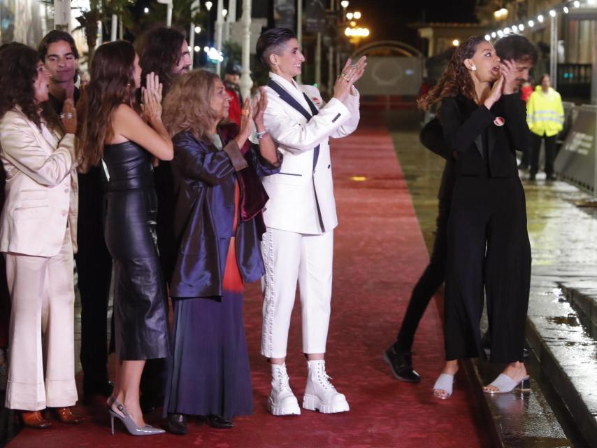 Alba Flores, arropada por su familia en la presentación de 'Flores para Antonio'.