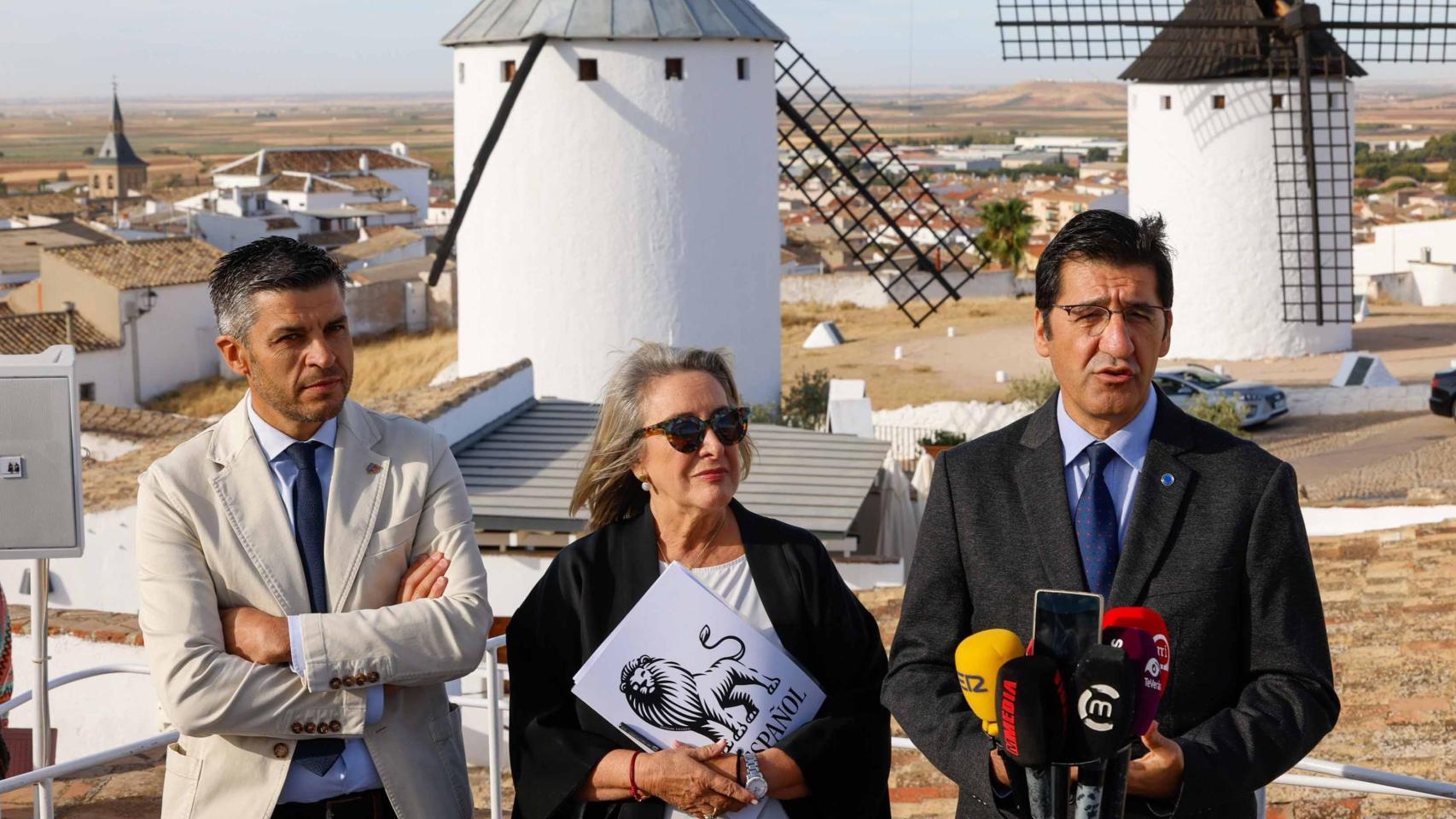 Santiago Lázaro, Esther Esteban y José Manuel Caballero, de izquierda a derecha, ateniendo a los medios de comunicación.