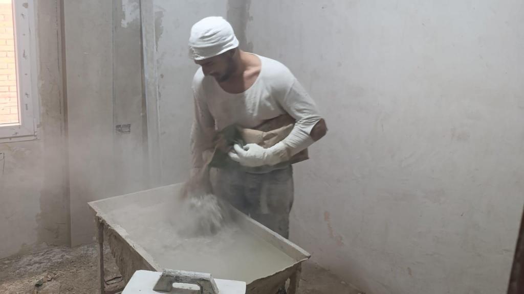 Antonio ejerciendo su oficio de yesero.