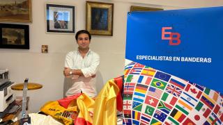 Sergio Medina posa con material realizado por su empresa.