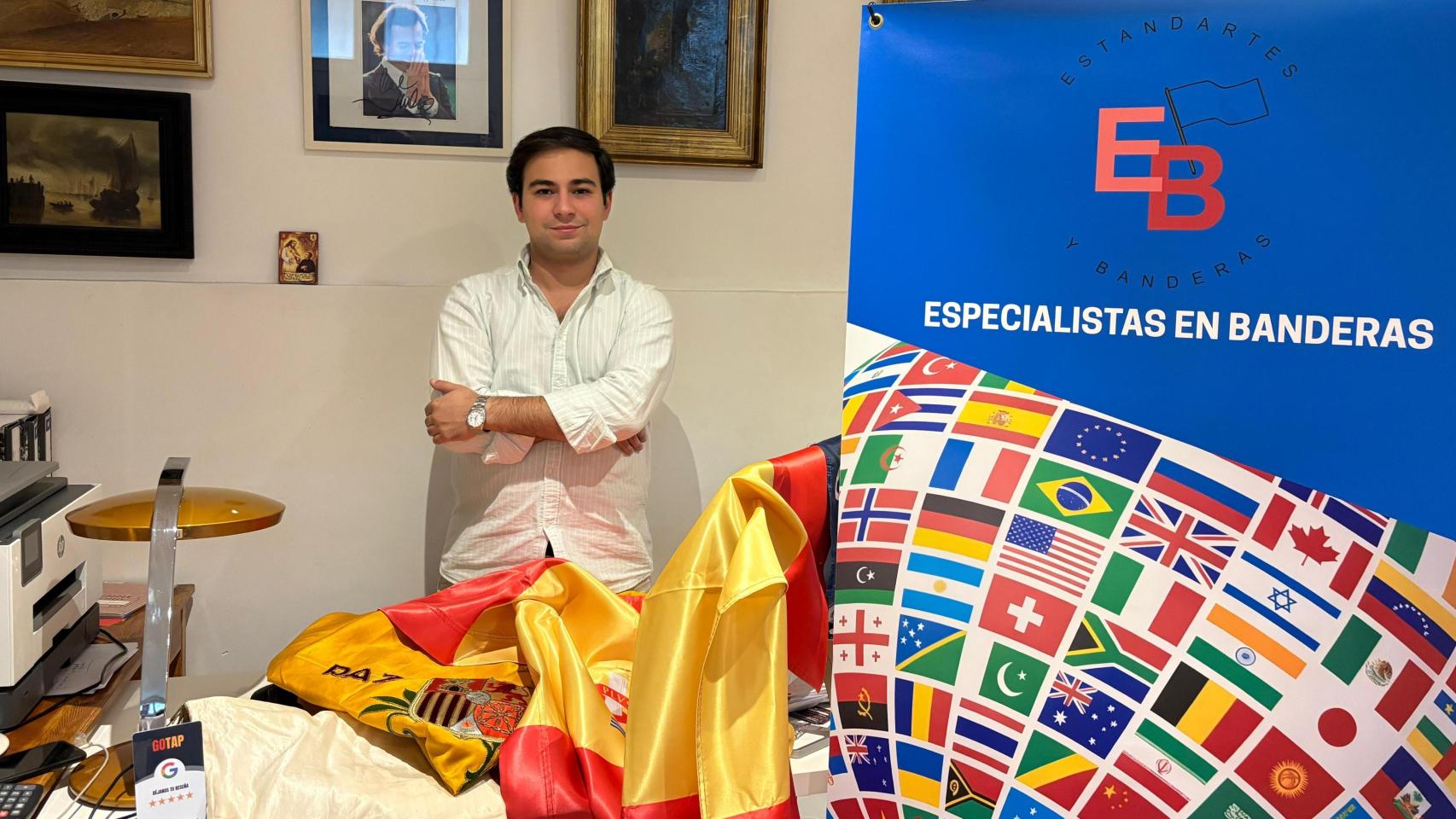 Sergio Medina posa con material realizado por su empresa.