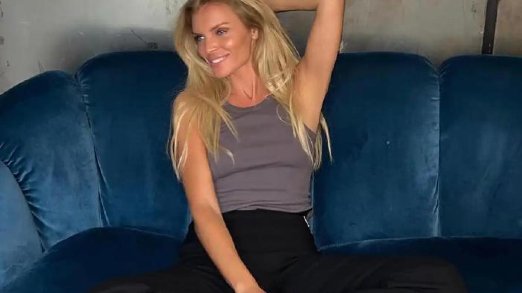 Esther Cañadas en su sofá de terciopelo azul.