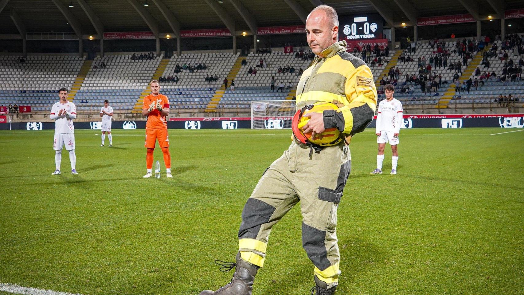 Un miembro de las Brif hace el saque de honor en el estadio Reino de León