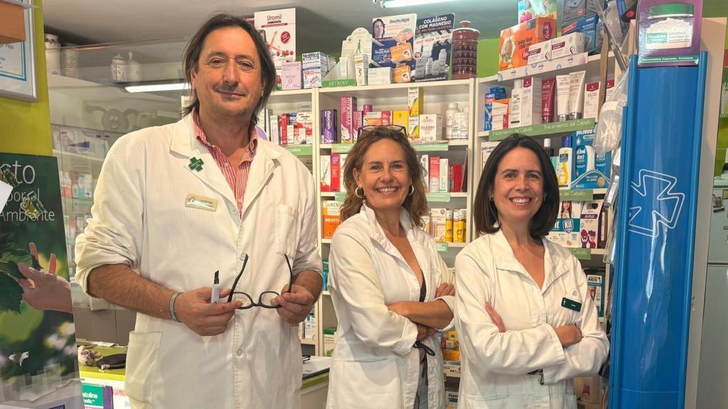 Luis Noriega, farmacéutico en Cantabria, junto a sus compañeras Eva Fernández y Alexia Garcia.