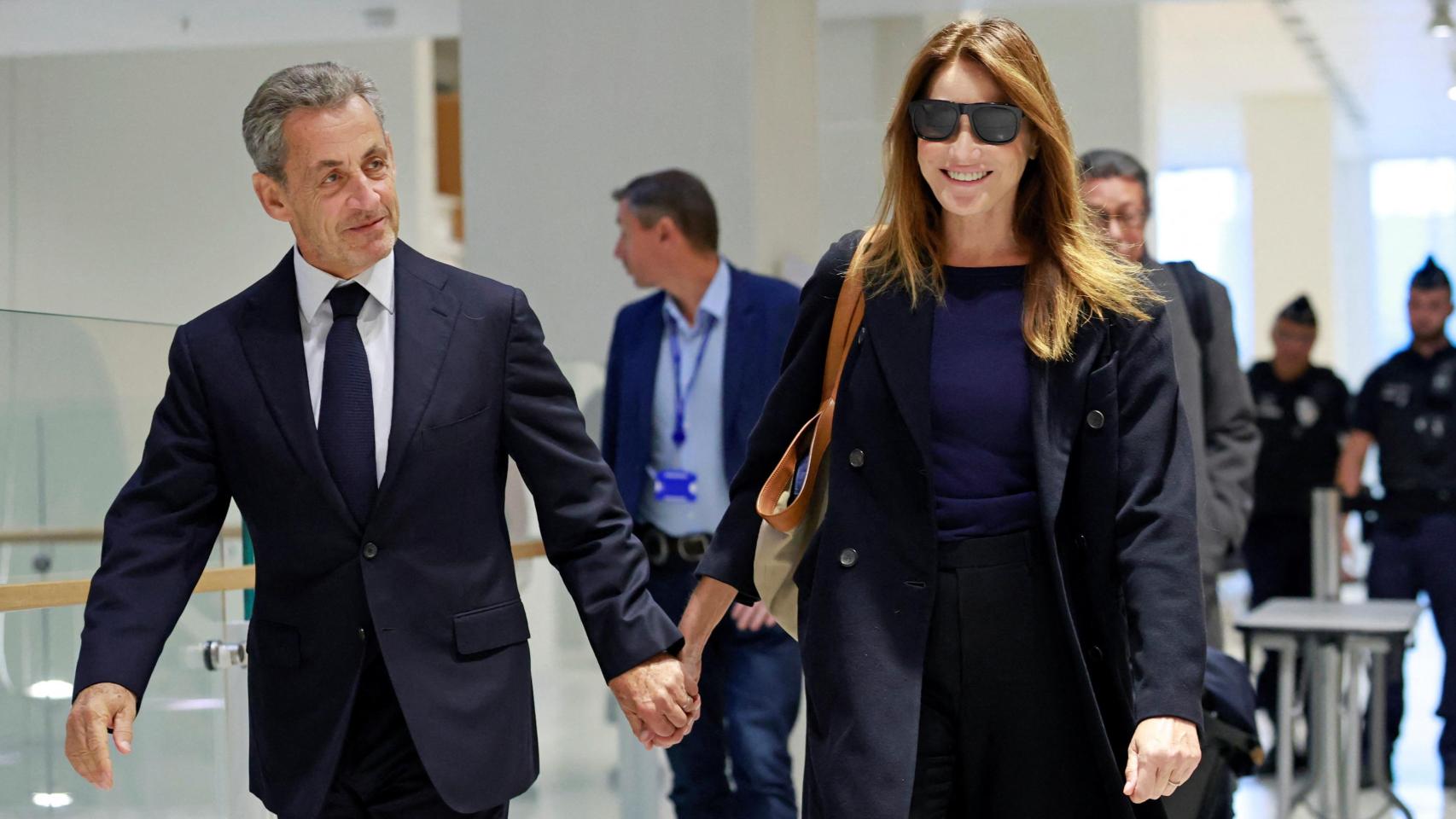 El expresidente francés Nicolas Sarkozy, acompañado de su mujer, Carla Bruni, antes de conocer el veredicto.