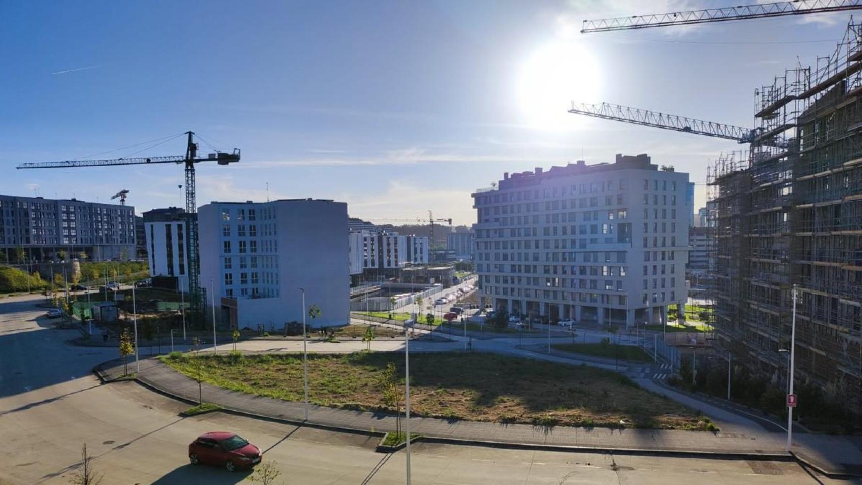 Cinco grúas en distintas construcciones en el barrio de Xuxán, en A Coruña.