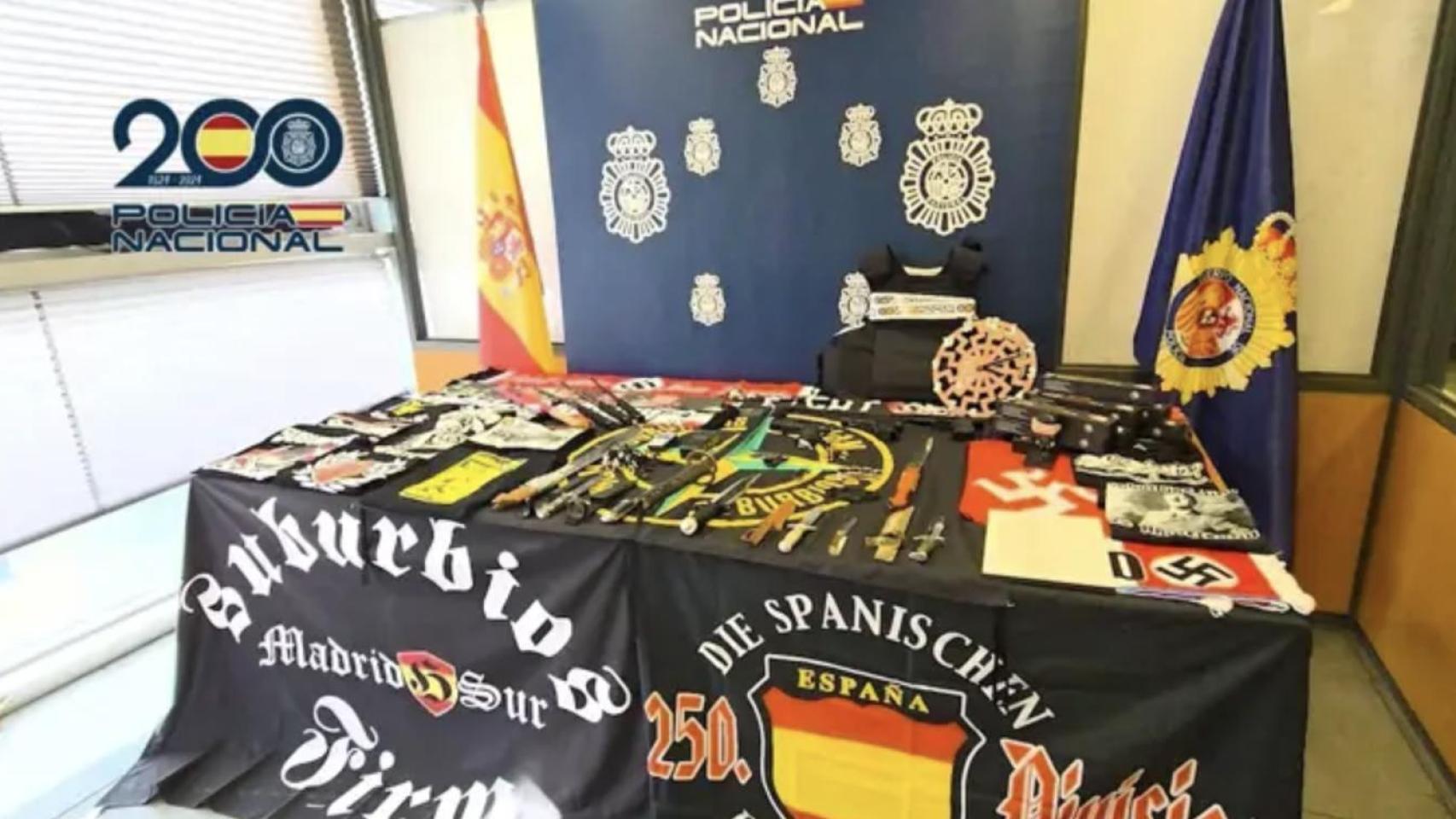 Material ultraderechista y supremacista incautado a 16 miembros del grupo violento Suburbios Firm.