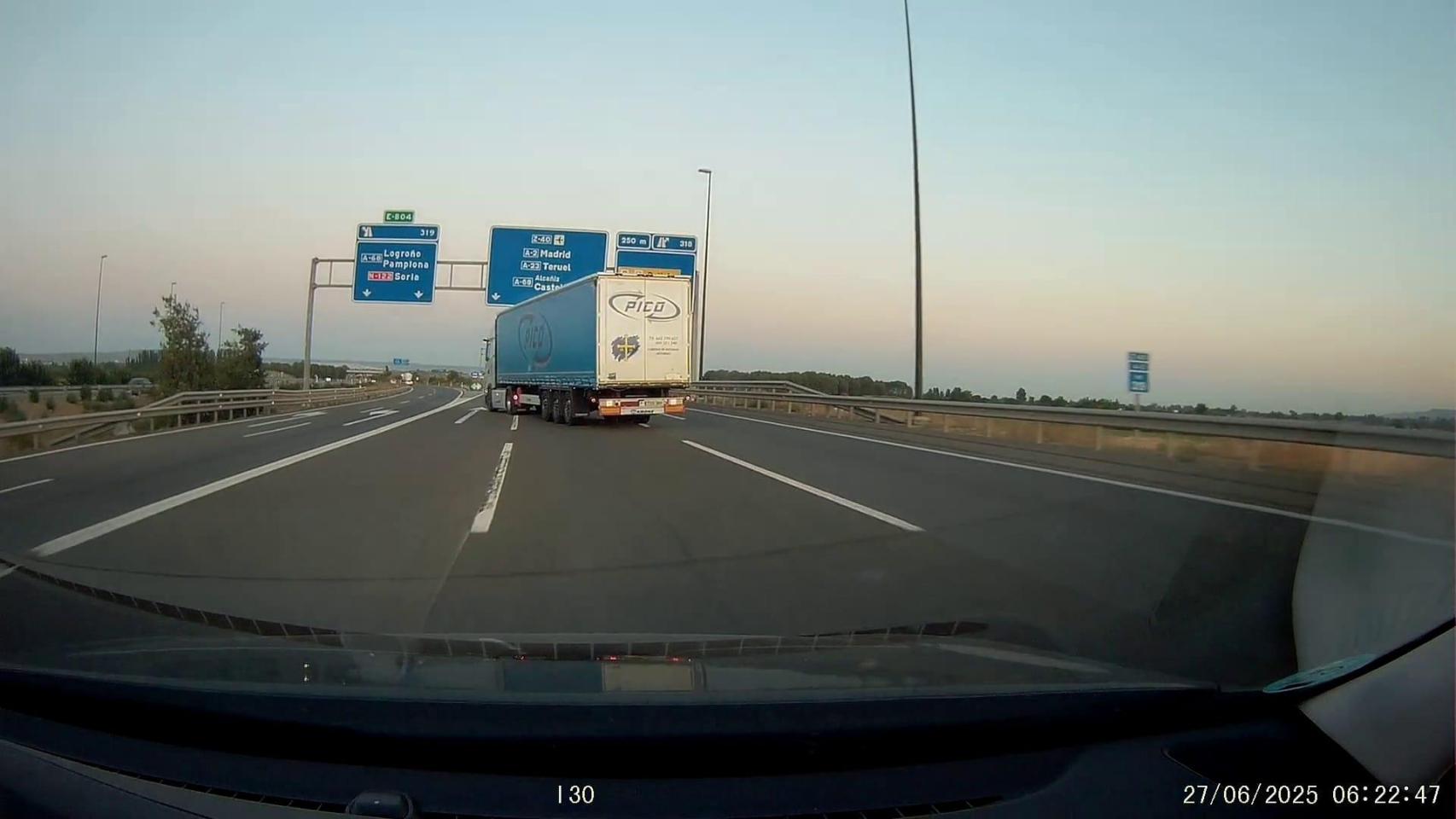 Momento captado por la cámara de la maniobra temeraria de un camionero en la A-2 en Zaragoza