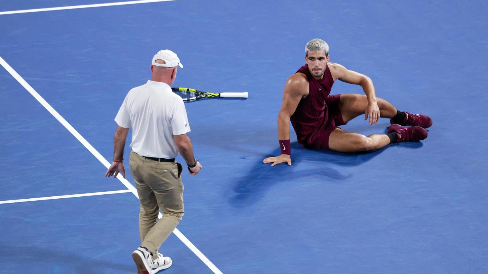 Carlos Alcaraz, tras torcerse el tobillo en su partido contra Báez en Tokio