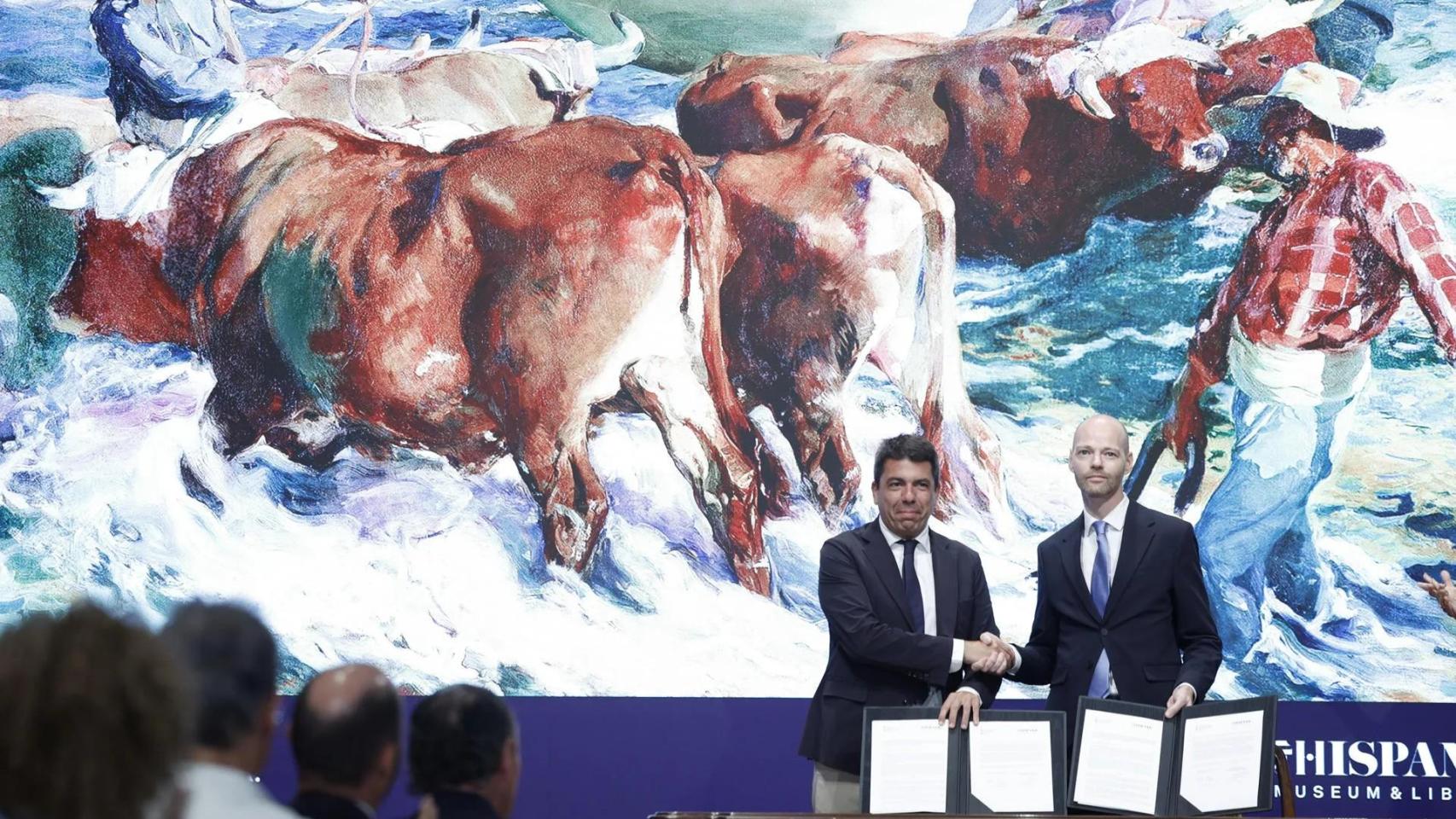 Firma del convenio entre el presidente de la Generalitat, Carlos Mazón, y el director de la Hispanic Society, Guillaume Kientz. Efe / Biel Aliño