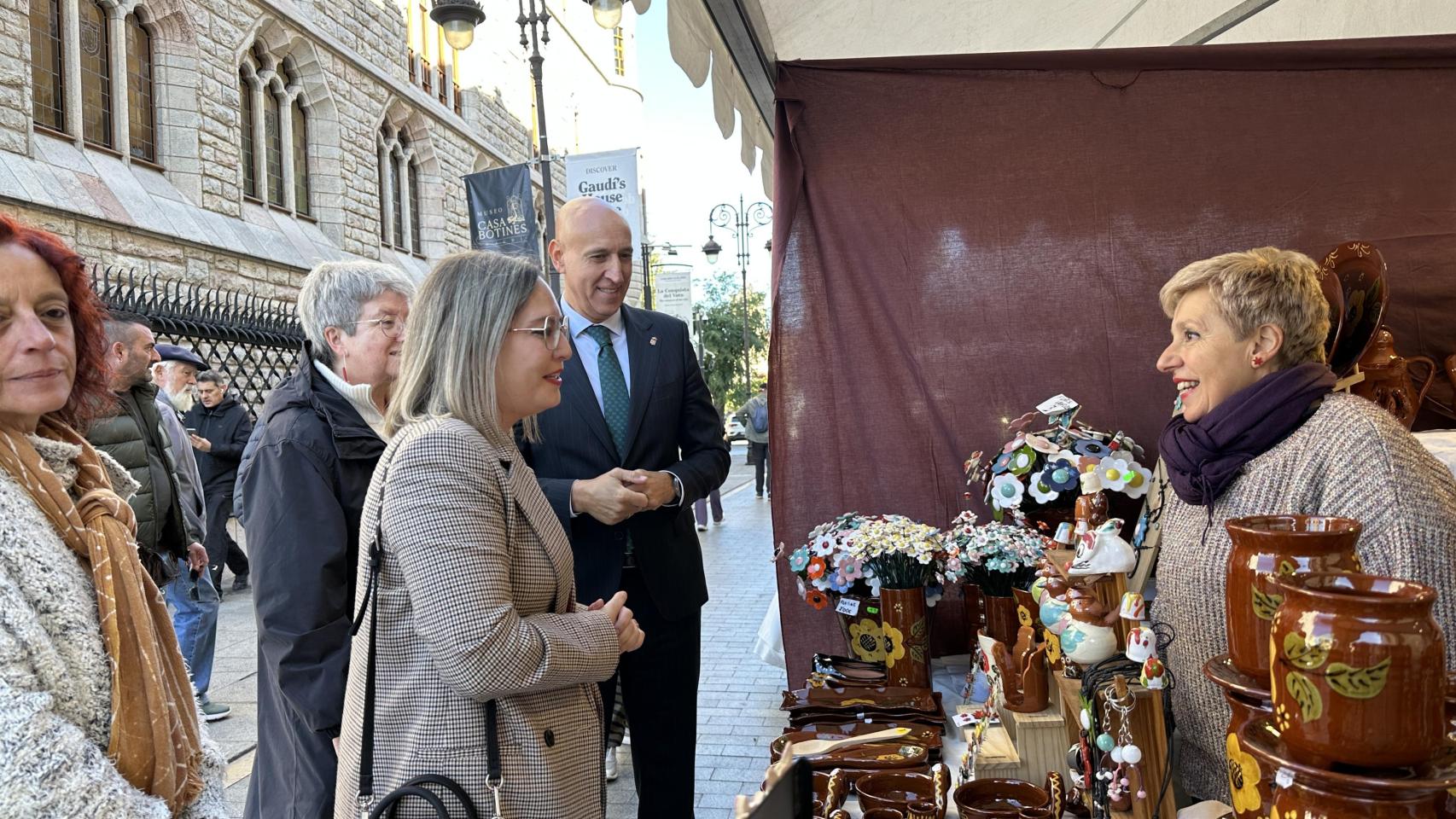 El alcalde de León, José Antonio Díez, y la concejala de Fiestas, Camino Orejas, inauguran la Feria de la Cerámica y Alfarería