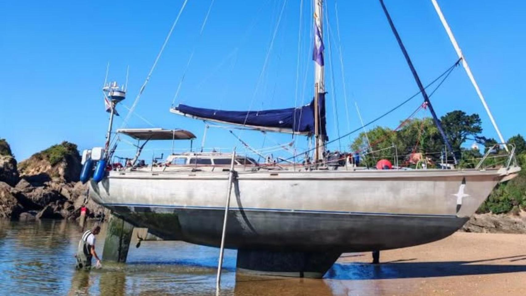 Un velero se queda varado en medio de la playa de Espiñeiro en Oleiros (A Coruña)