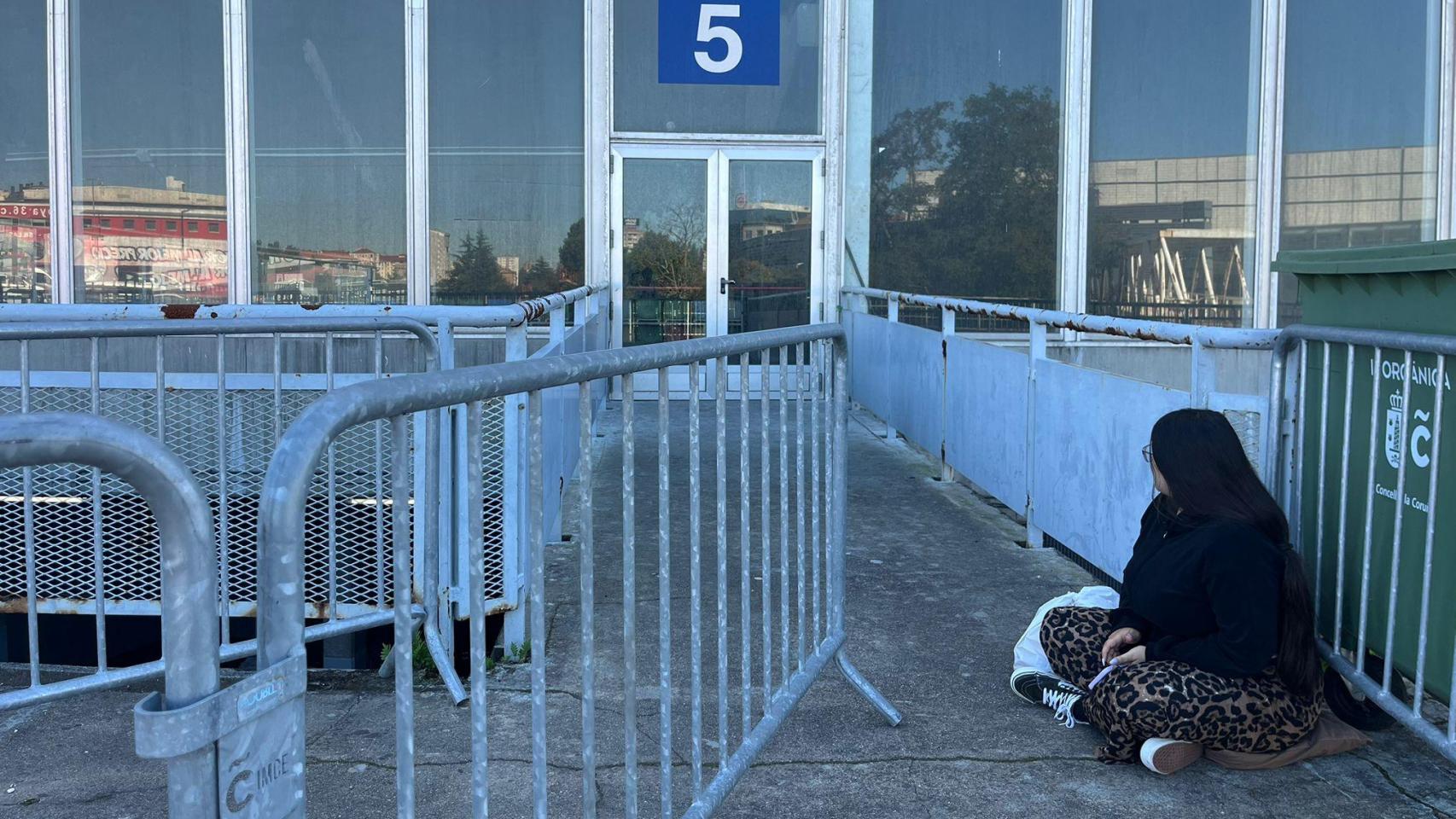 Una joven espera la primera en la cola del concierto de Quevedo en A Coruña