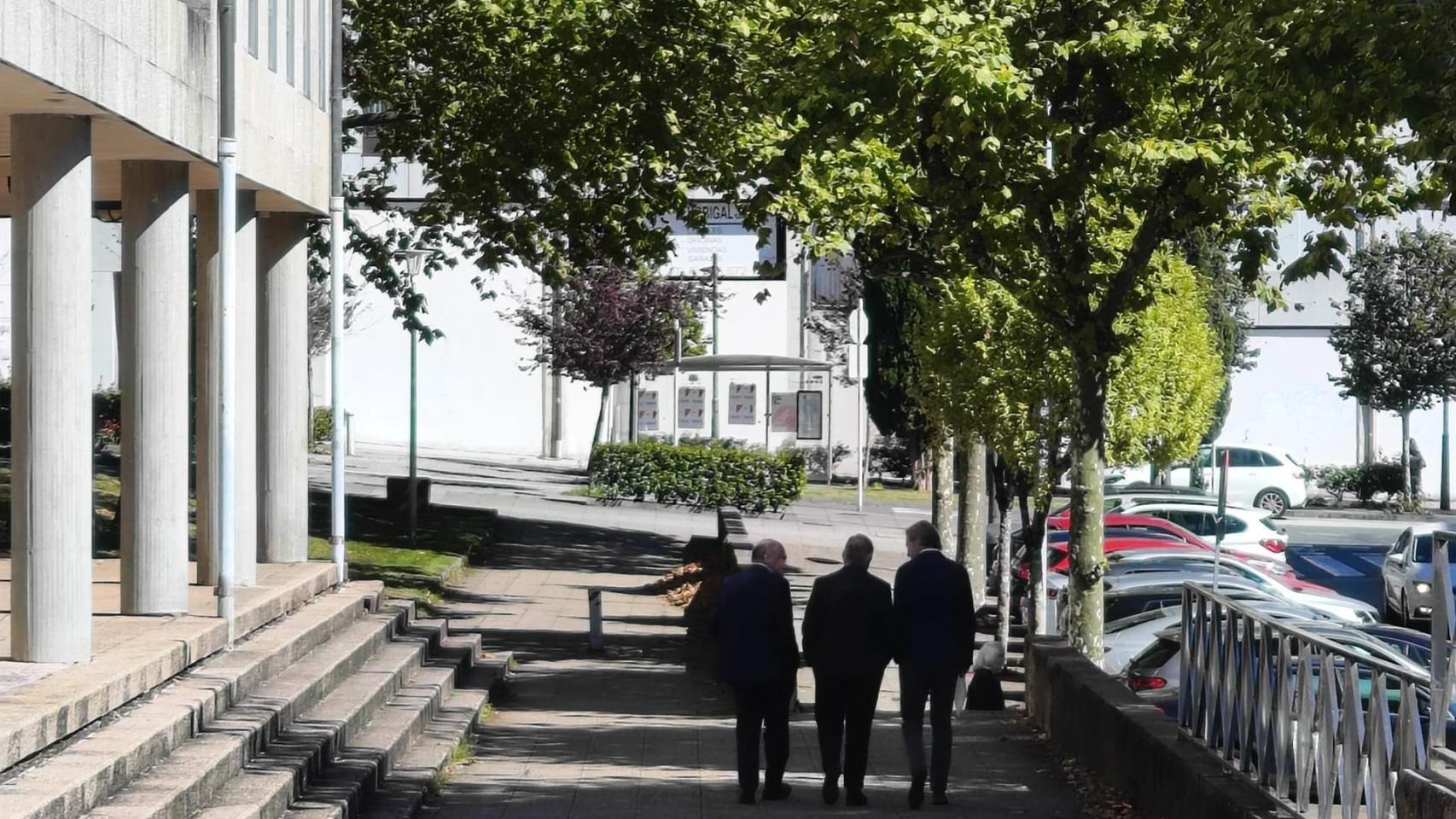 El exalcalde de Santiago de Compostela, Xosé Sánchez Bugallo (en el centro)