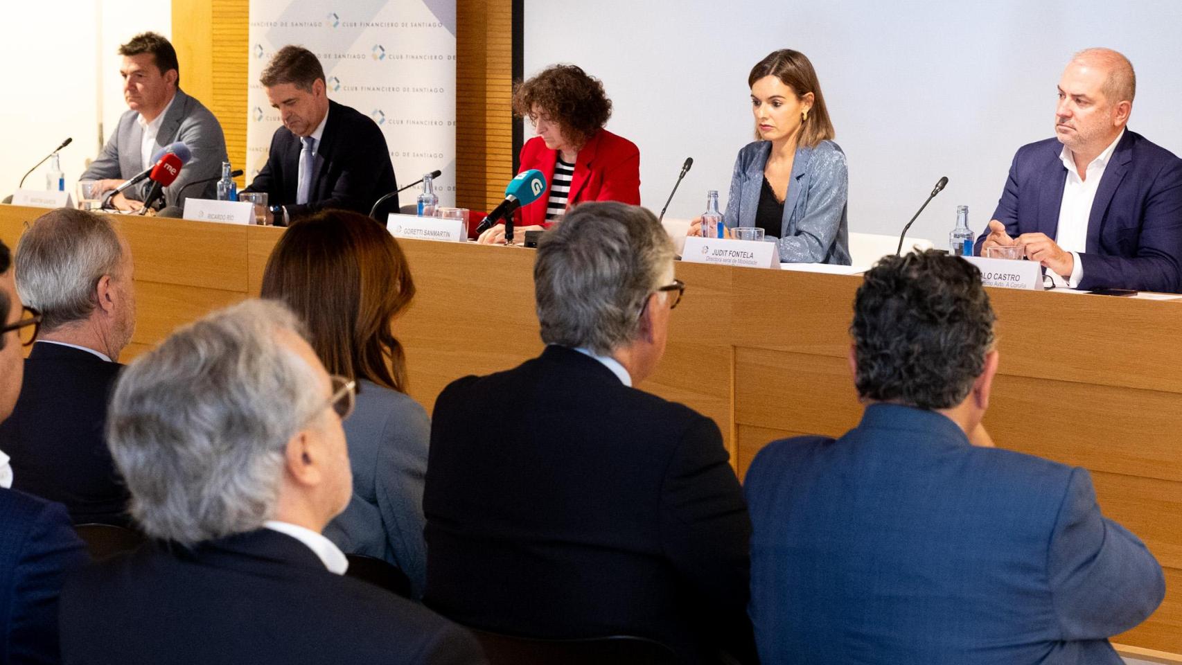 La directora xeral de Mobilidade, segunda por la derecha, este miércoles en un acto sobre aeropuertos con representantes de los concellos de Santiago y A Coruña.