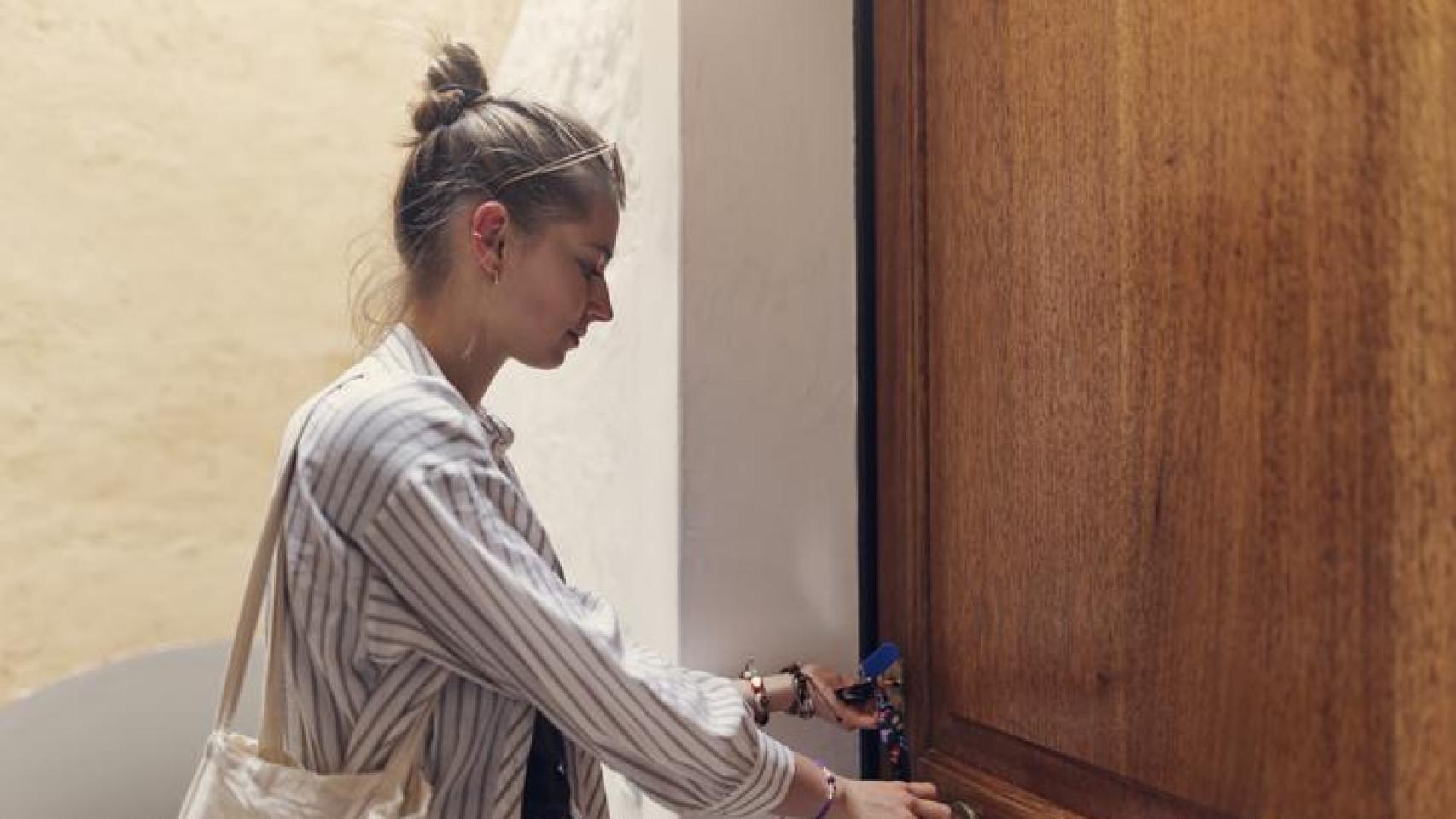 Mujer entrando en su casa.