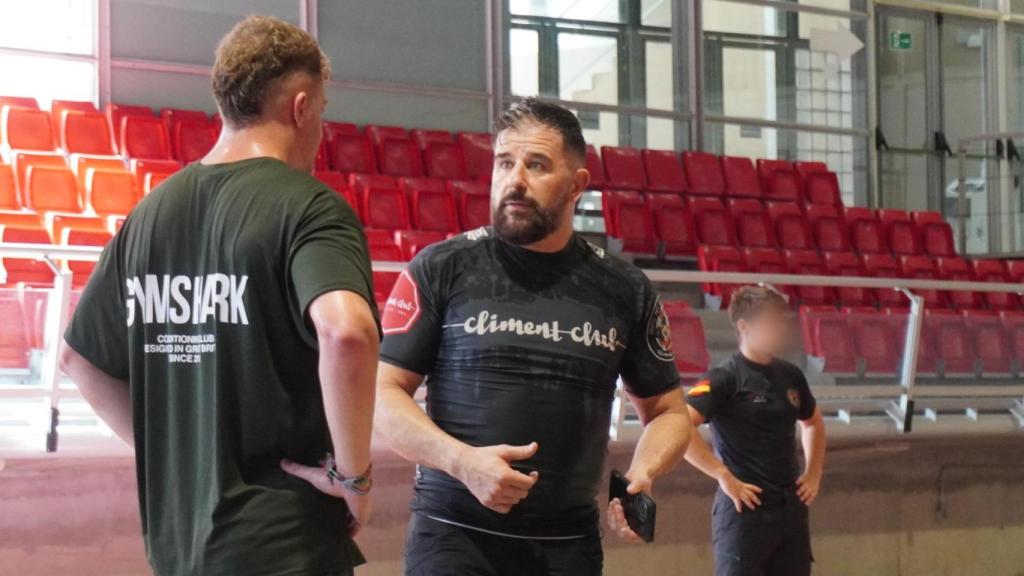 Instructor giving indications to a student.