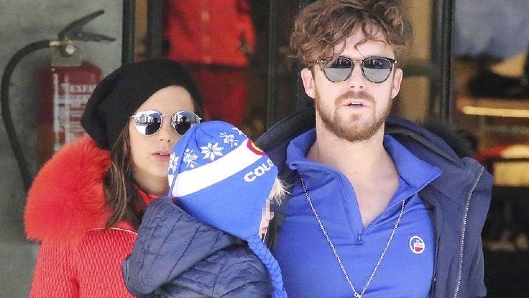 Macarena Gómez y Aldo Comas con su hijo. Europa Press.