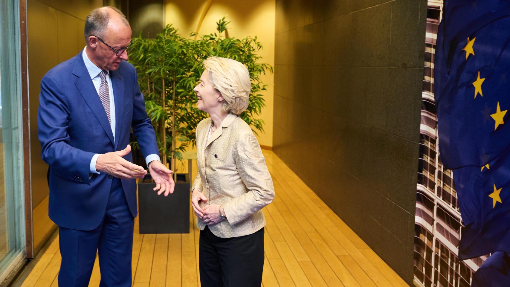 El canciller Friedrich Merz conversa con la presidenta Ursula von der Leyen durante su última visita a la Comisión