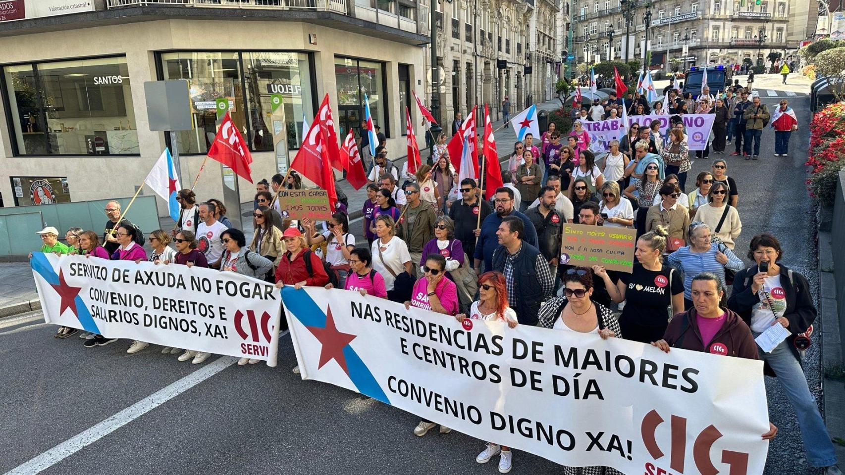 Manifestación de trabajadoras de SAF, centros de día y residencias privadas en demanda de mejores condiciones laborales y salariales.