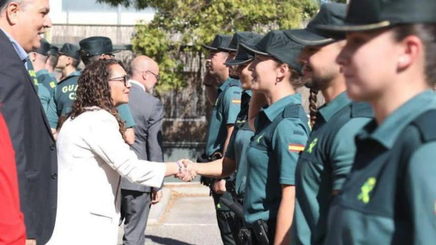 Aída Castillejo, alcaldesa de Rivas, saludando a los nuevos guardias civiles de la localidad.