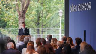 El presidente del BBVA, Carlos Torres, interviene durante la presentación del regreso a Bilbao de la escultura de Eduardo Chillida, 'Elogio del hierro III'.
