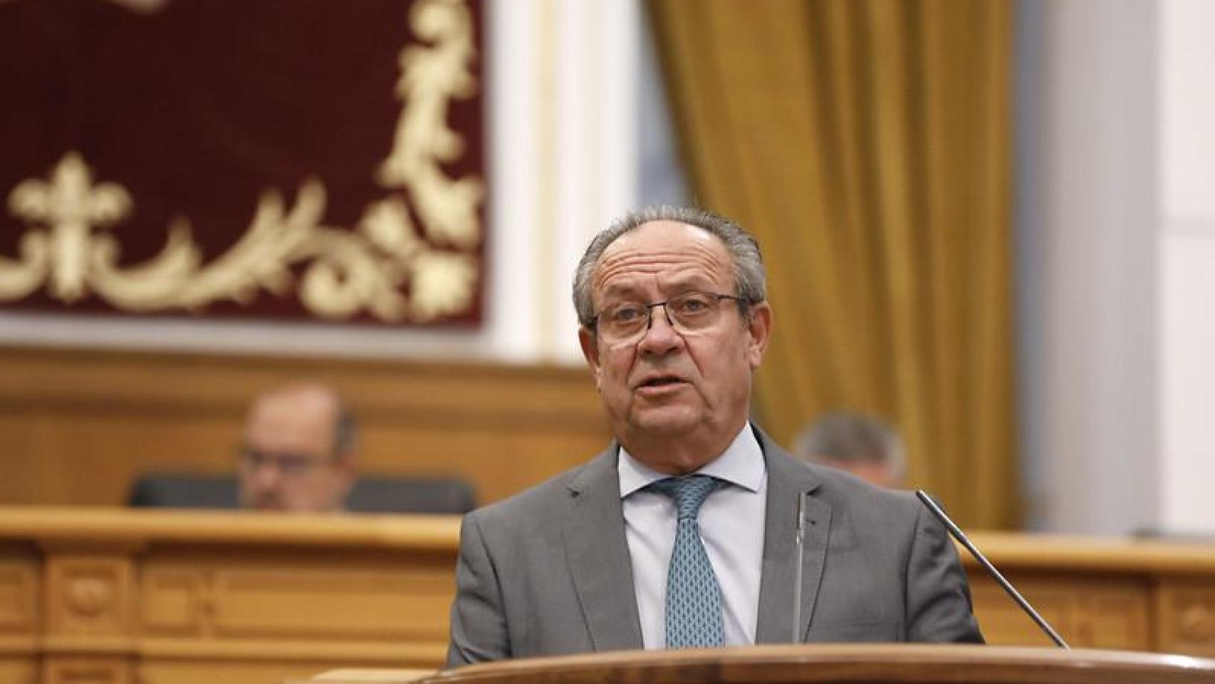 Un momento de la intervención del consejero de Hacienda, Administraciones Públicas y Transformación Digital, Juan Alfonso Ruiz Molina, en las Cortes regionales.