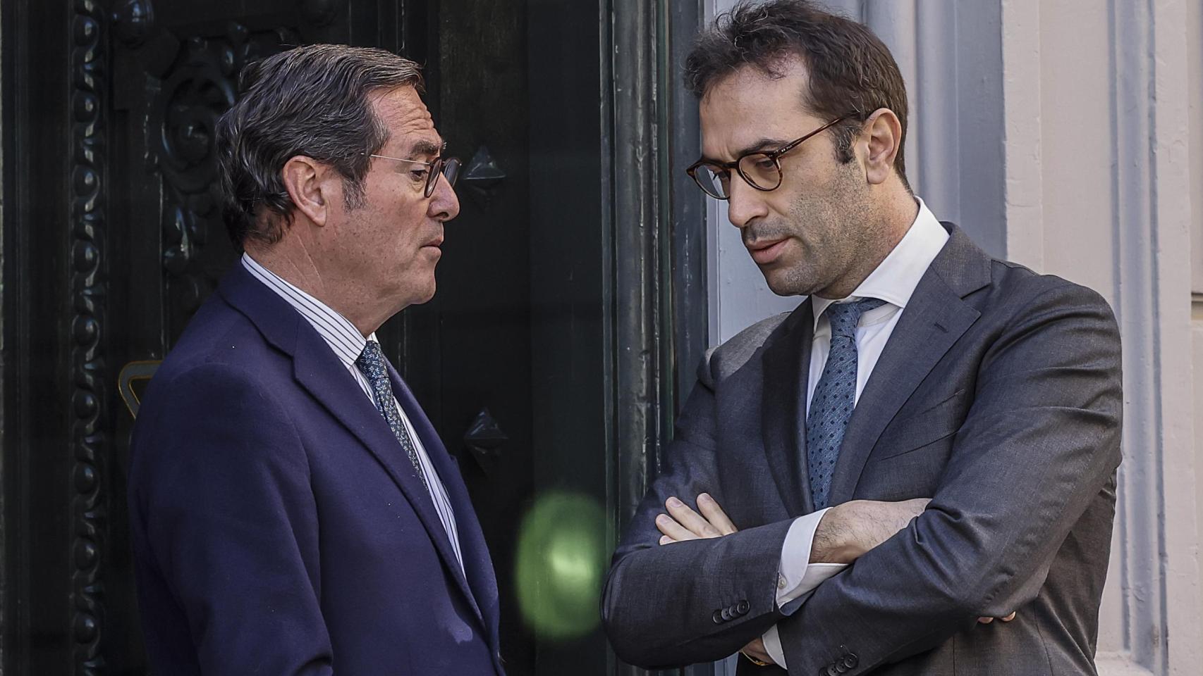 Antonio Garamendi, presidente de la CEOE, charla con Carlos Cuerpo, ministro de Economía.