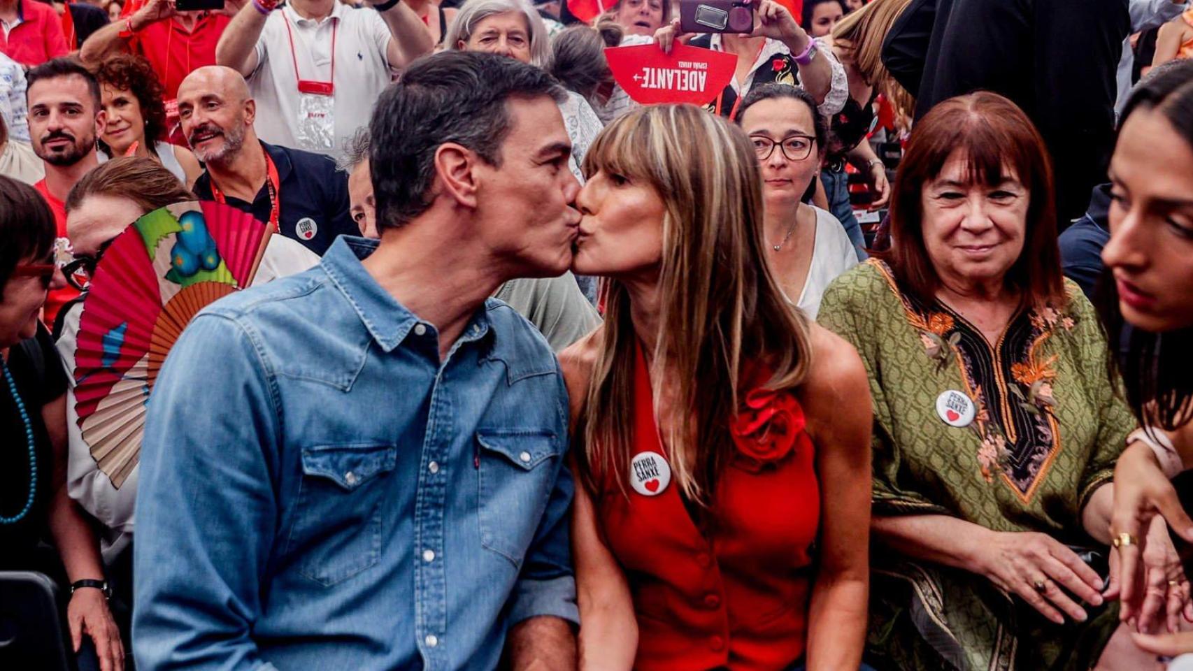 Pedro Sánchez y Begoña Gómez se besan en un mitin del partido celebrado en Getafe en 2023.