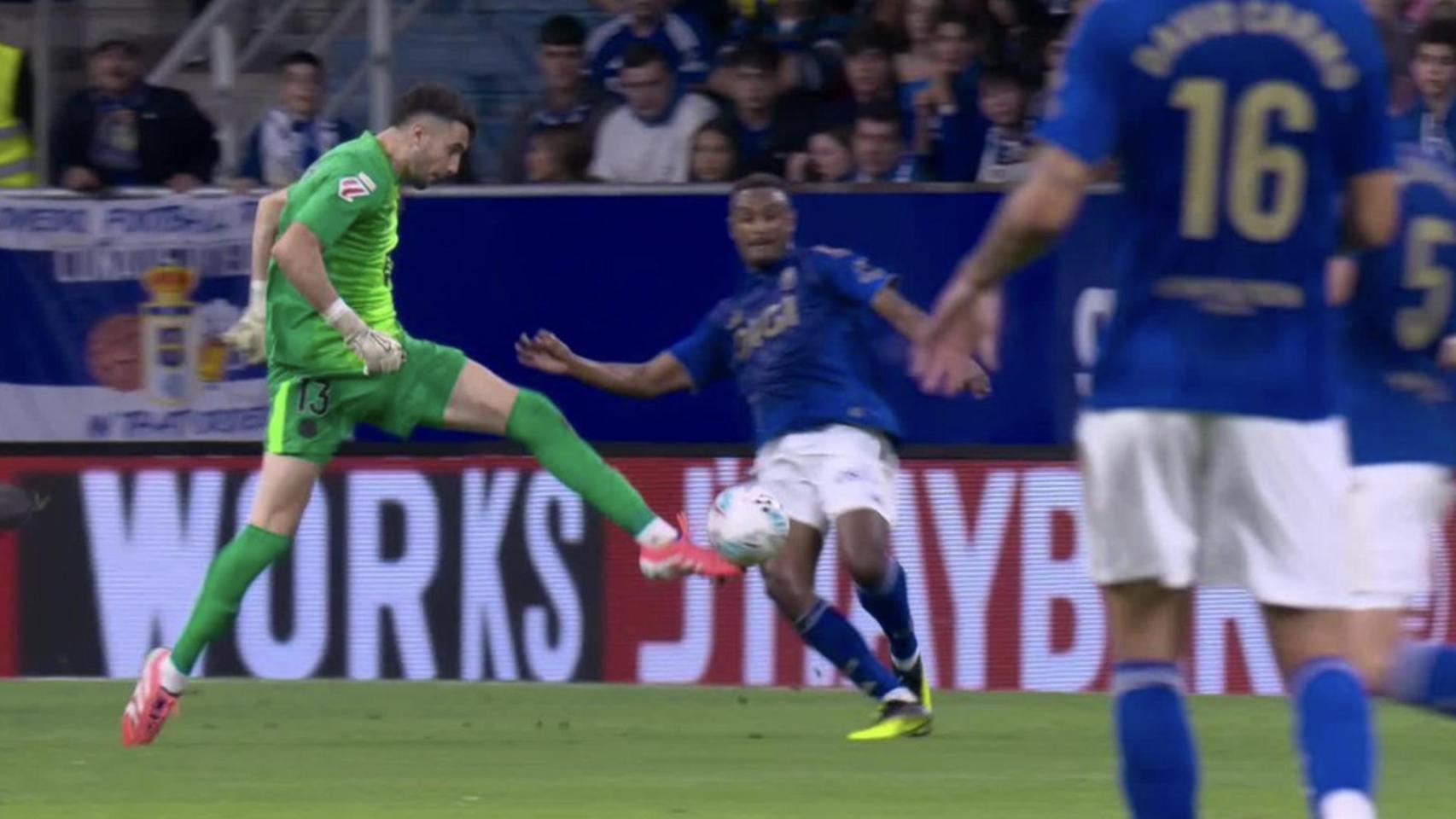 Error de Joan García ante el Oviedo