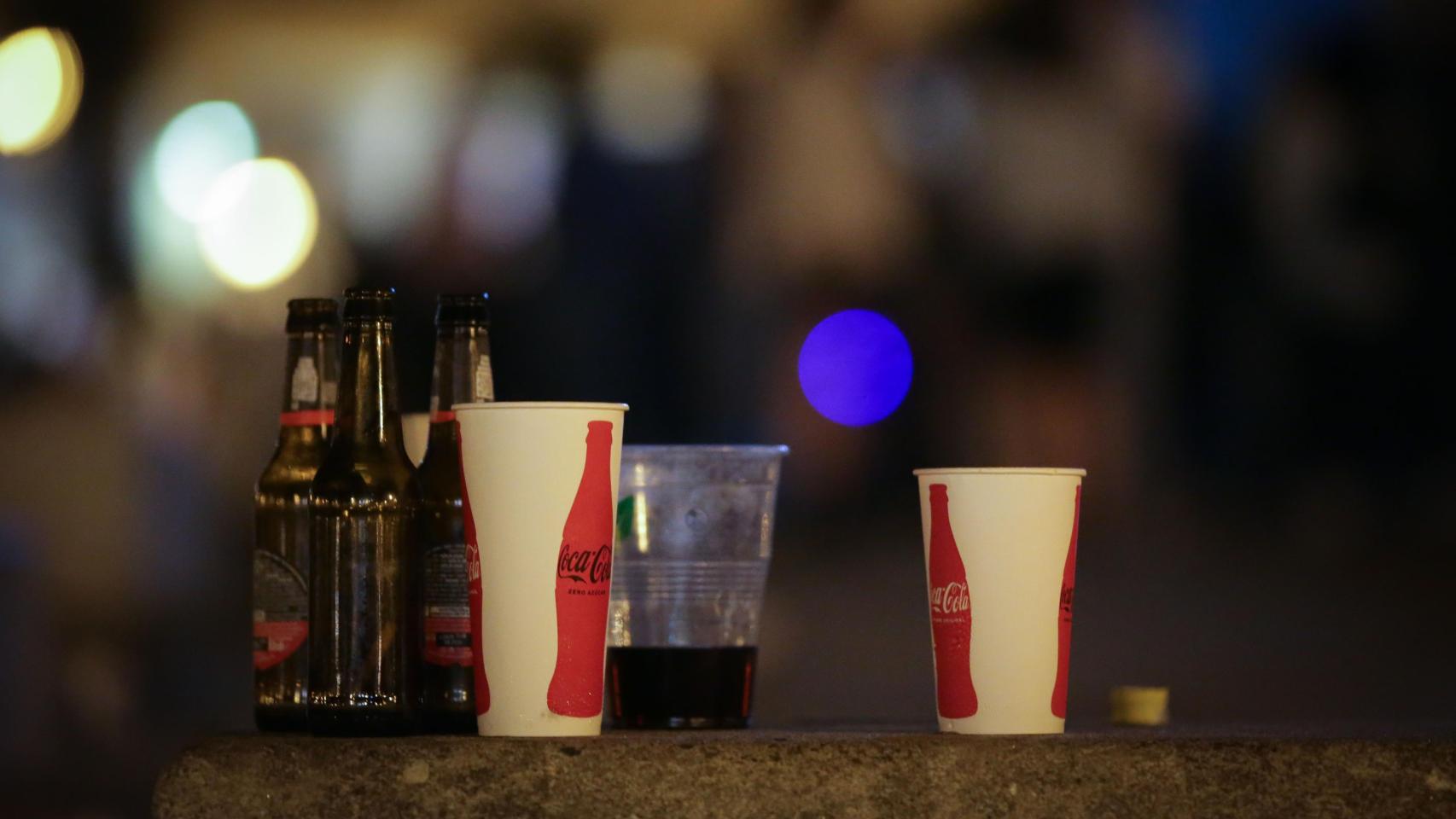 Vasos de bebida en fiestas en una foto de archivo.