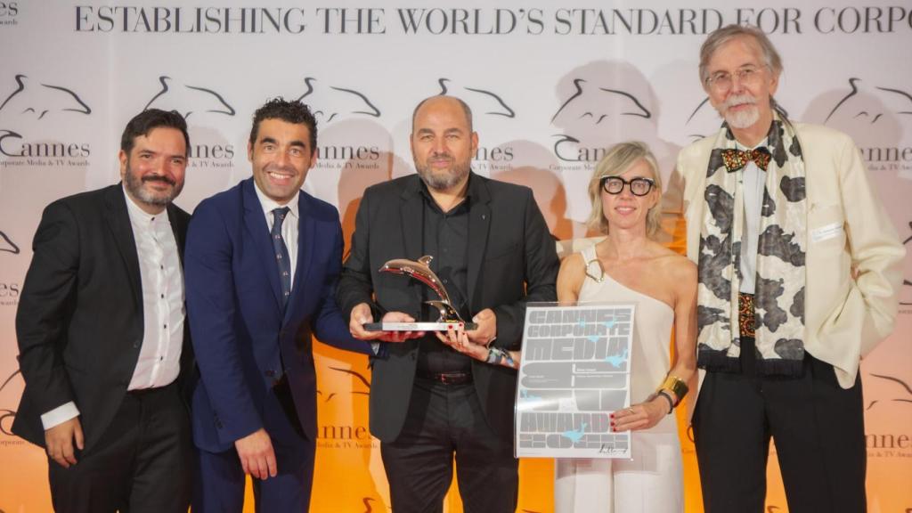 El presidente de la Diputación de Pontevedra, Luis López, recibe el premio Delfín de Prata