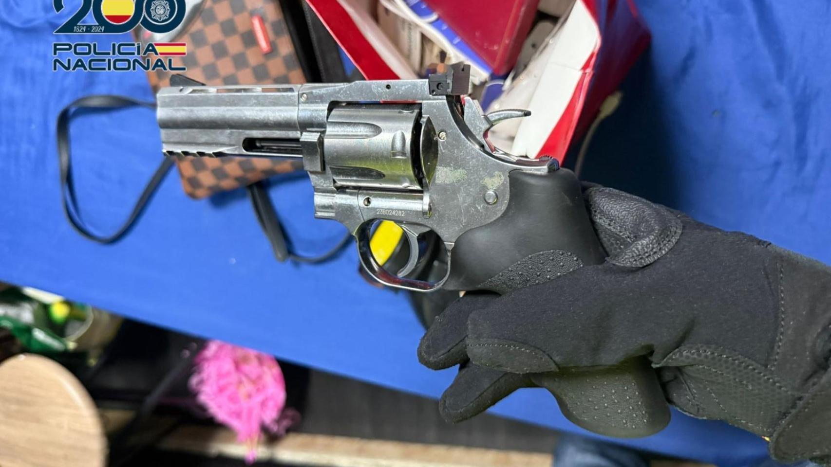 Una de las pistolas intervenidas.