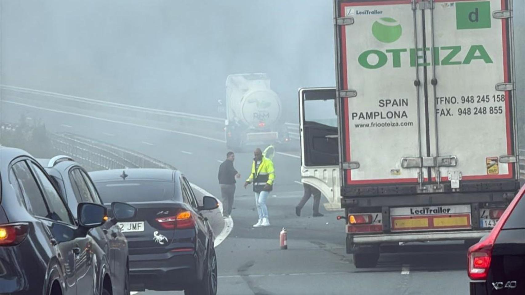 Un coche se incendia en la AP-9 tras chocar con un camión cerca de Sigüeiro (A Coruña)