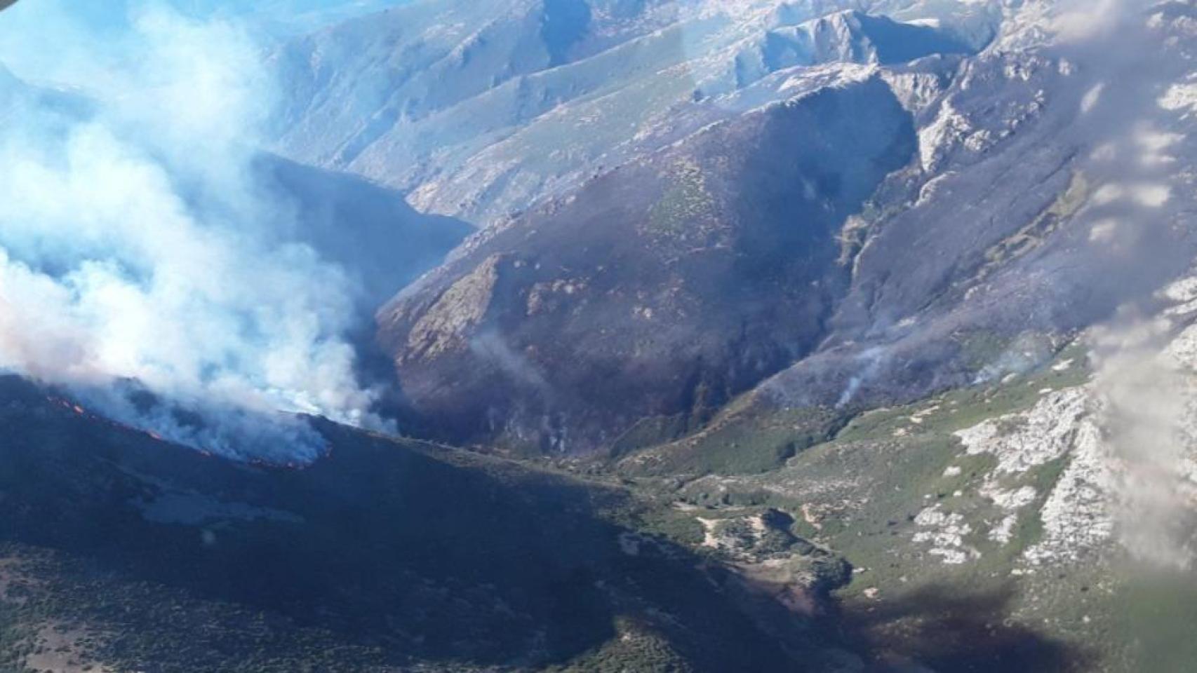 El incendio del Pico del Lobo elevado a nivel 2