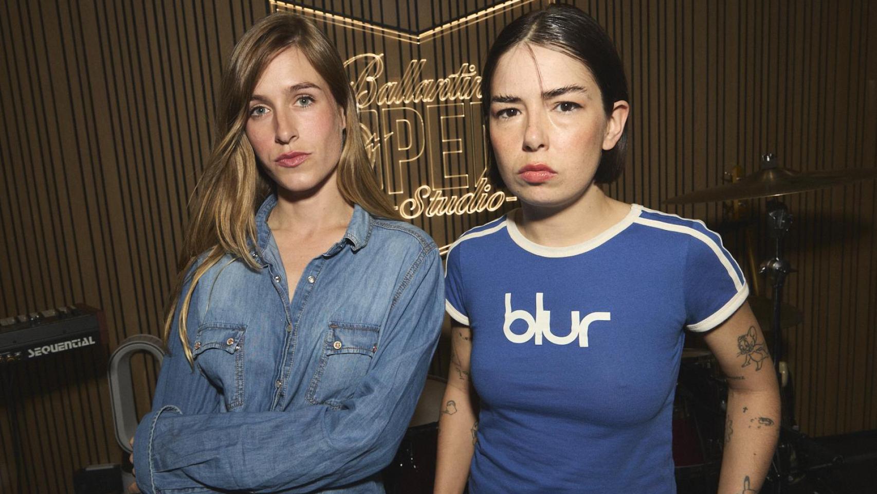 Alicia Ros (izq.) y Paola Rivero, componentes del grupo Cariño, en la nueva sala de ensayo de Madrid, Ballantine's Open Studio.