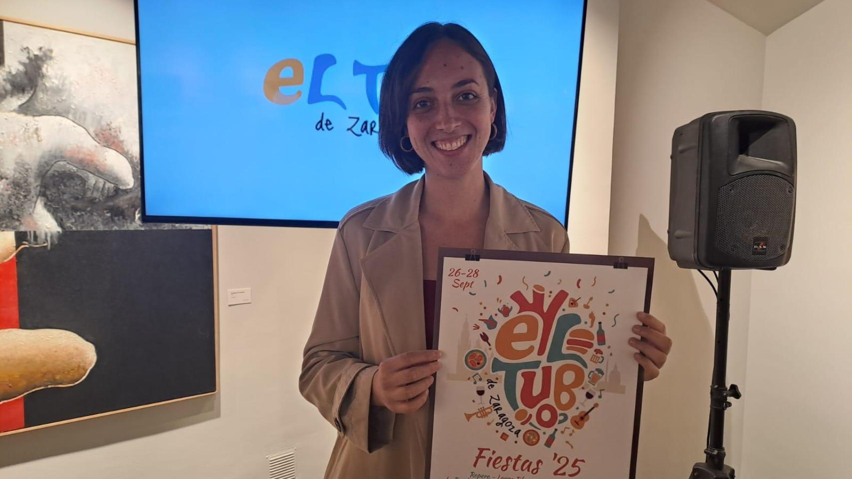 Laura Blossom con el cartel de las Fiestas de El Tubo.