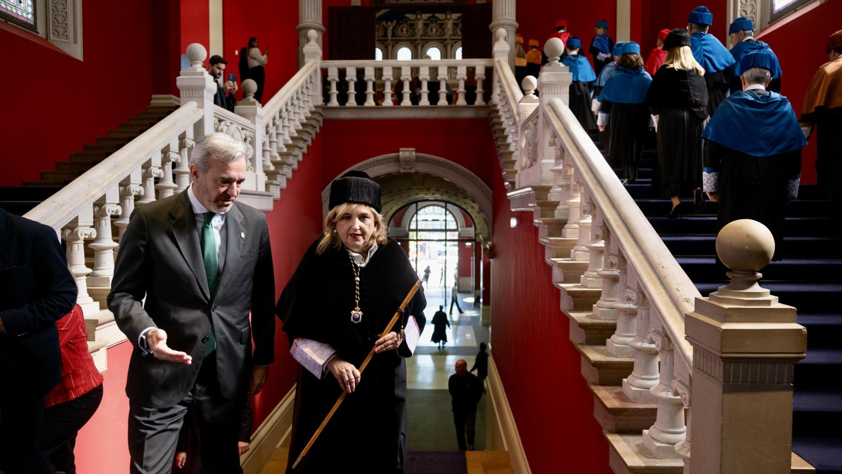 Jorge Azcón, presidente de Aragón, y Rosa Bolea, rectora de la Universidad