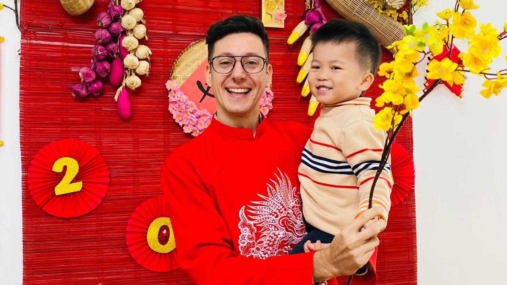 Una imagen de David con un alumno.